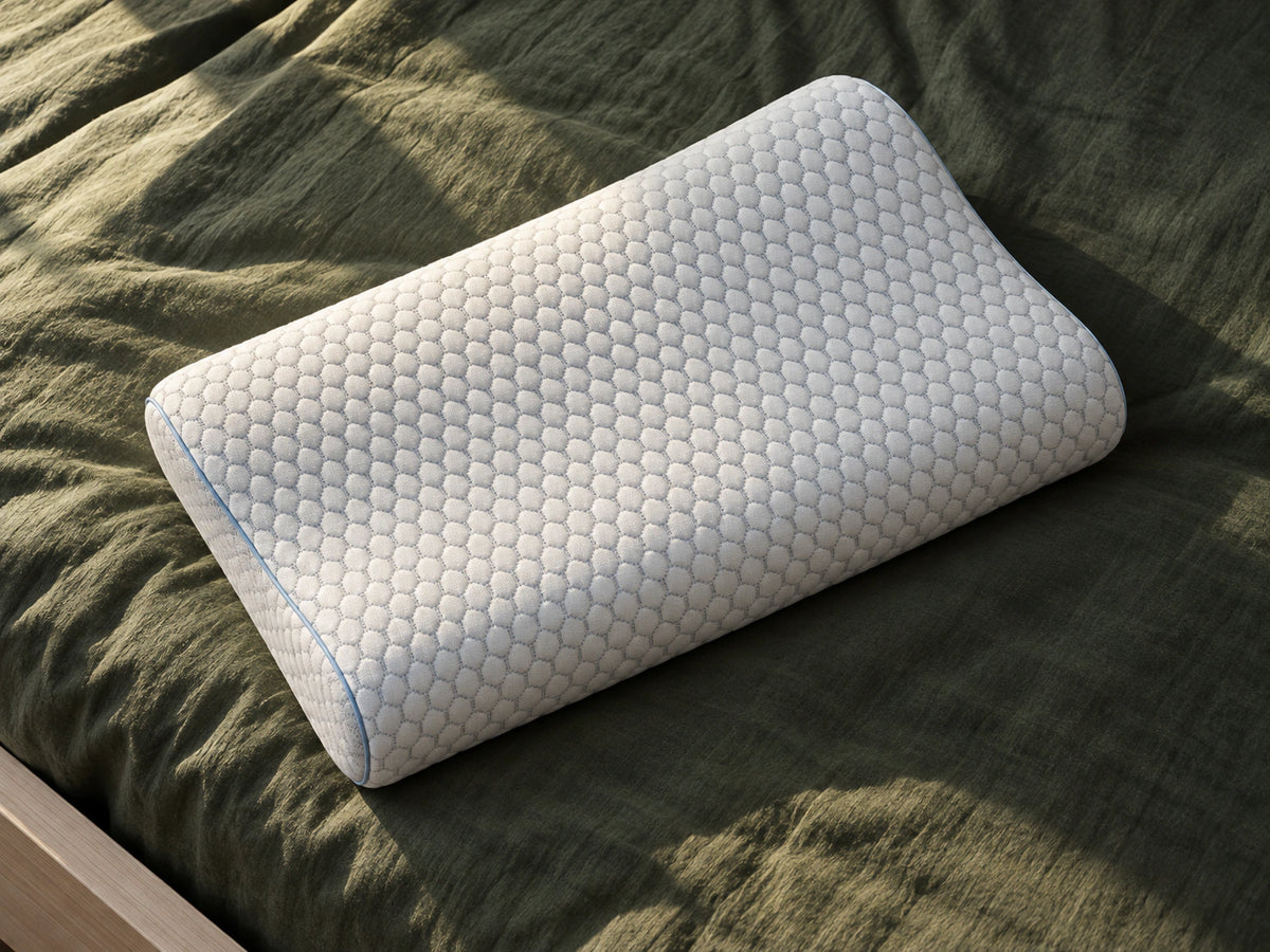 Das vollständige ERGO PILLOW von oben auf dunkelgrüner Leinenbettwäsche