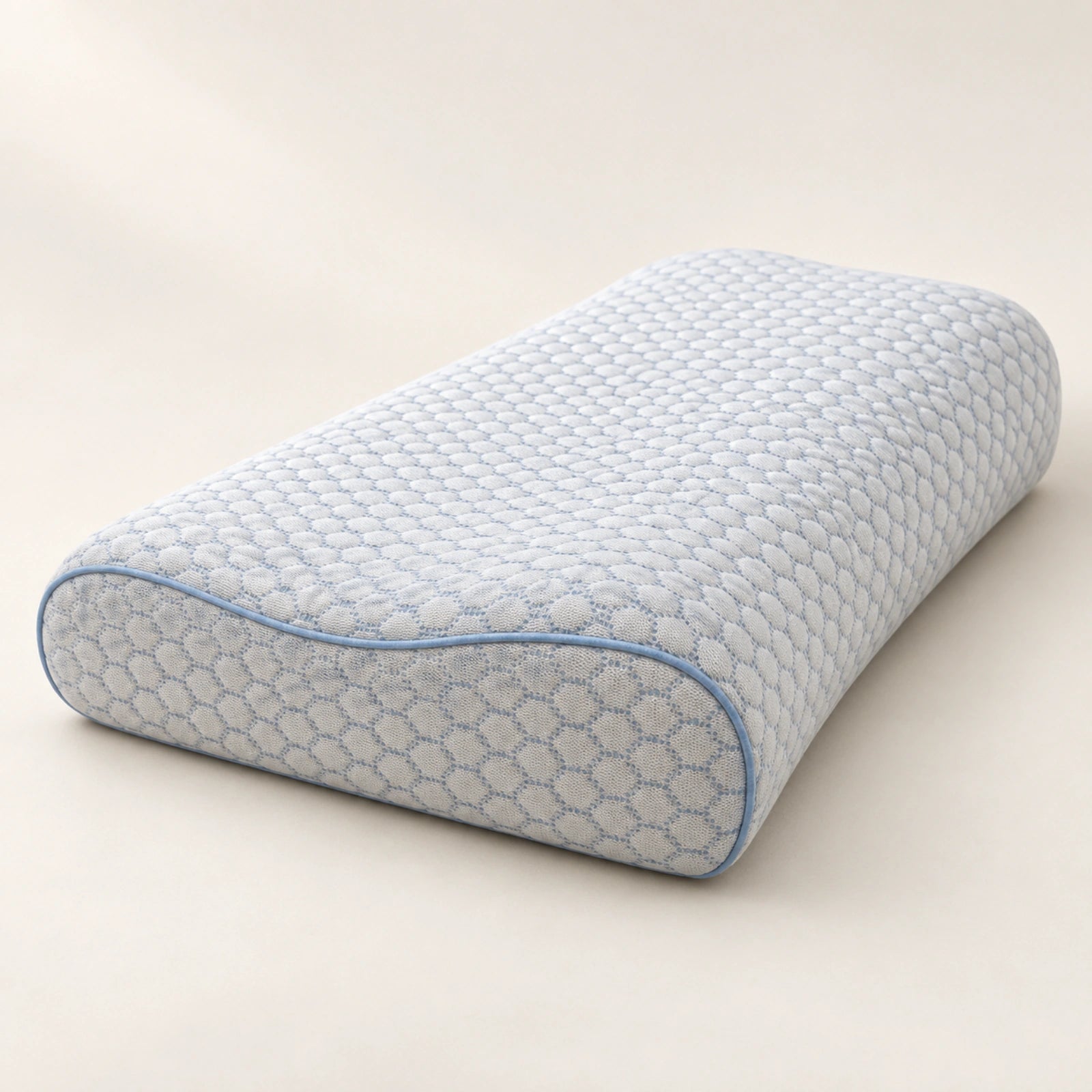 Das ERGO PILLOW mit flacher asymmetrischer Wellenkontur und feinem Wabenbezug